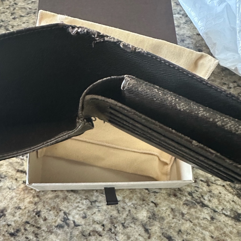 Authentic Men’s Louis Vuitton Taiga Brown Bi-Fold Wallet - Picture 5 of 12